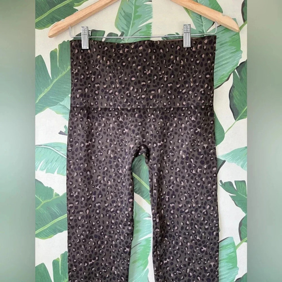 Spanx Look At Me Now Seamless Womens Leopard Olive Leggings Size Medium XL - Picture 7 of 9